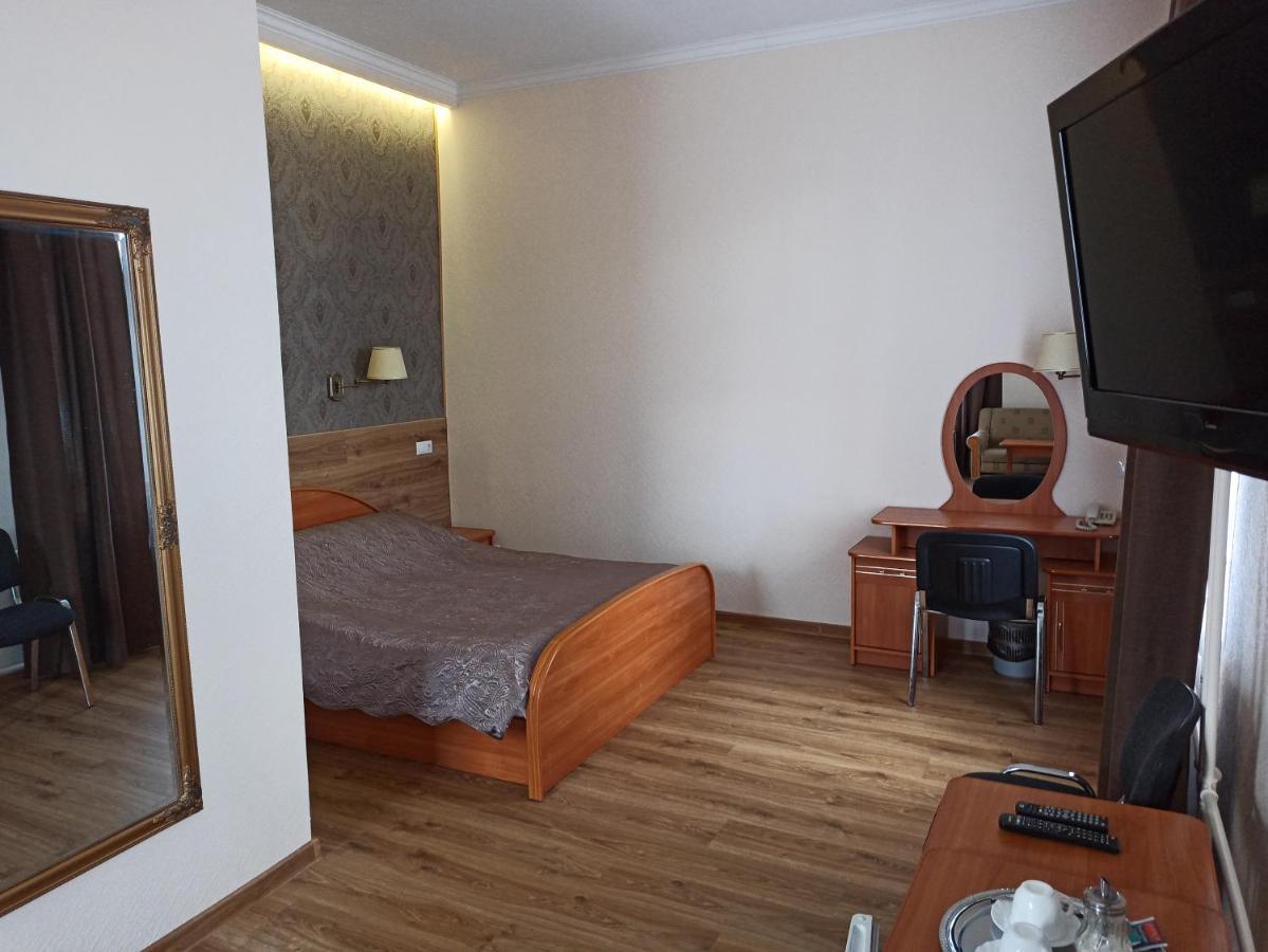 Central Hotel نارفا المظهر الخارجي الصورة
