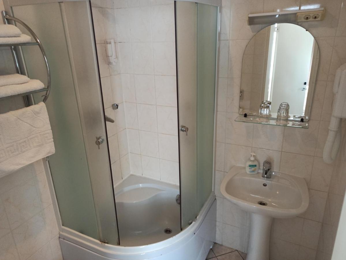Central Hotel نارفا المظهر الخارجي الصورة