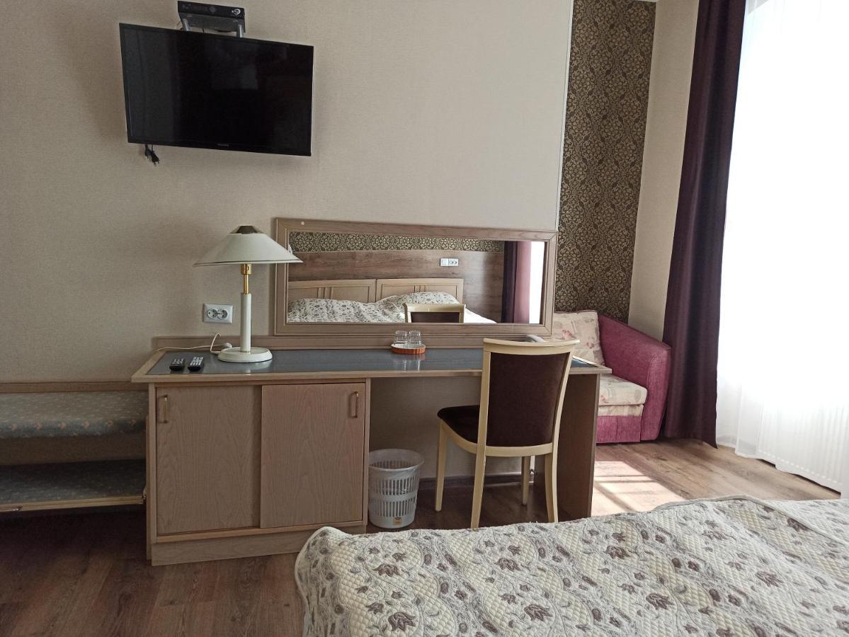 Central Hotel نارفا المظهر الخارجي الصورة