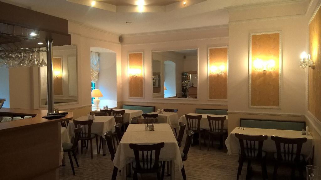 Central Hotel نارفا المظهر الخارجي الصورة