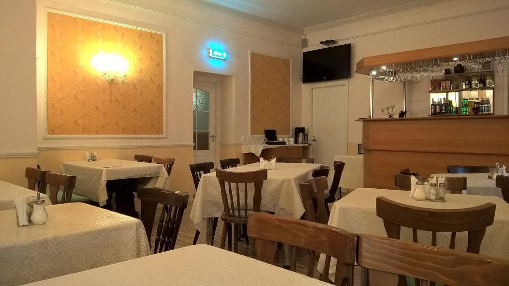 Central Hotel نارفا المظهر الخارجي الصورة